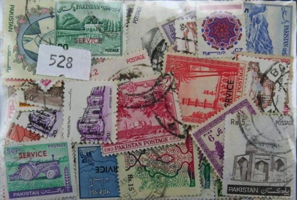 Pakistan 100 Stamps (528)